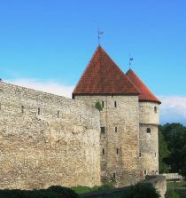 Muralla y torres medievales en Tallin